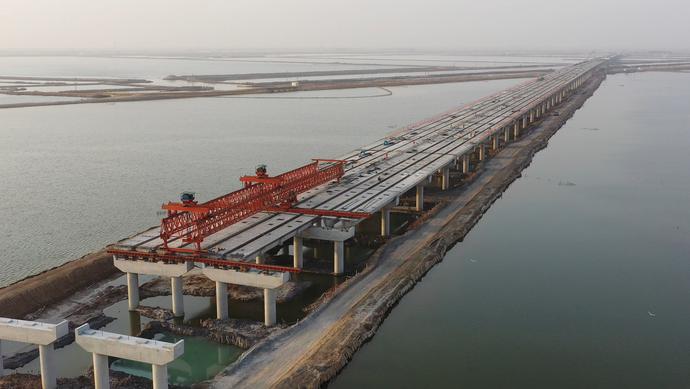 鲁中晨报：秦滨高速鲁北化特大桥梁板进行安装